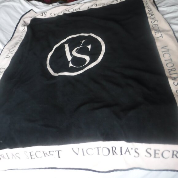 Victoria’s Secret Pink Black Logo Throw Blanket 67x48 - Picture 1 of 9